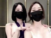 สาวสวมหน้ากากแสนสวยสองคนกำลังเต้นรำ